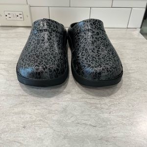 Oofos clogs
